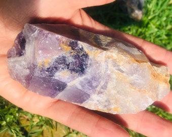 Trozo de amatista en bruto con vetas en forma de chevrón - Cristal natural para el chakra del tercer ojo