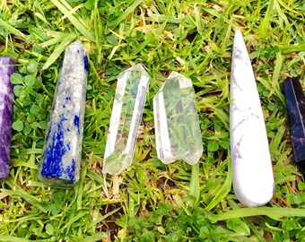 Torre de cristal pulido: amatista, lapislázuli, cuarzo, fluorita.