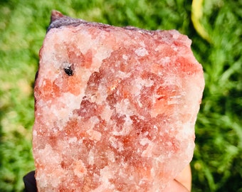 Trozo de cristal de piedra solar en bruto: gema natural sin pulir, Australia