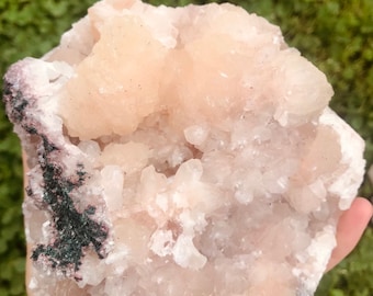 Raros cúmulos de heulandita, apofilita y zeolita rosada