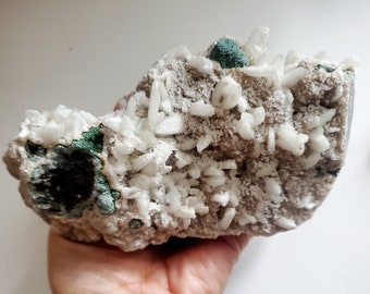 Grupo de cristales de zeolita estilbita, muestra de mineral en bruto