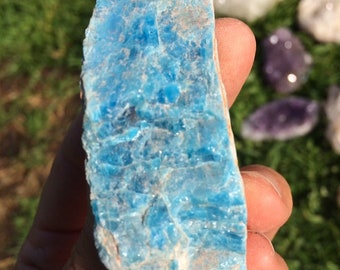 Cristal de apatita azul brillante: gema australiana para la creatividad y la meditación.