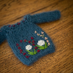 Blythe Strickpullover mit gestickter Arbeit (Blau)