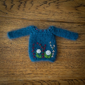 Blythe Strickpullover mit gestickter Arbeit Blau image 3