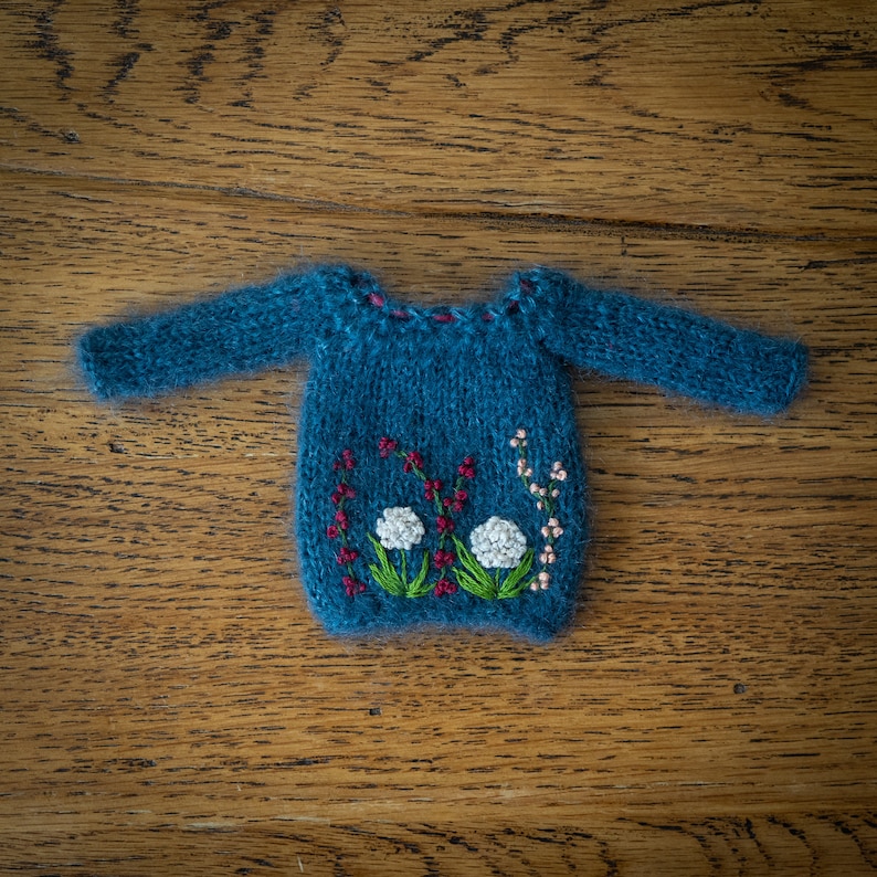 Blythe Strickpullover mit gestickter Arbeit Blau image 3