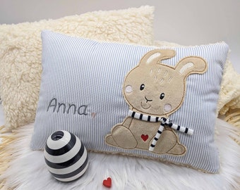 Kissen mit Namen Hase mit Schal 20x30 - Babykissen - Kinderkissen - Schmusekissen - Kuschelkissen - Dekokissen