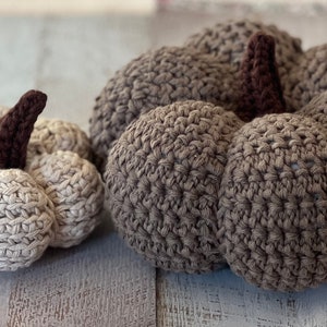 Magical Crochet Pumpkin Pattern with two different textures and 6 sizes