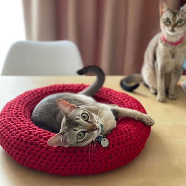 Easy Doughnut-Shaped Pet Bed Crochet Pattern