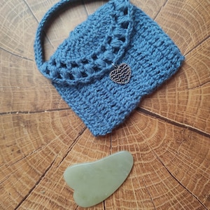 Gua sha in green jade and its crochet pouch