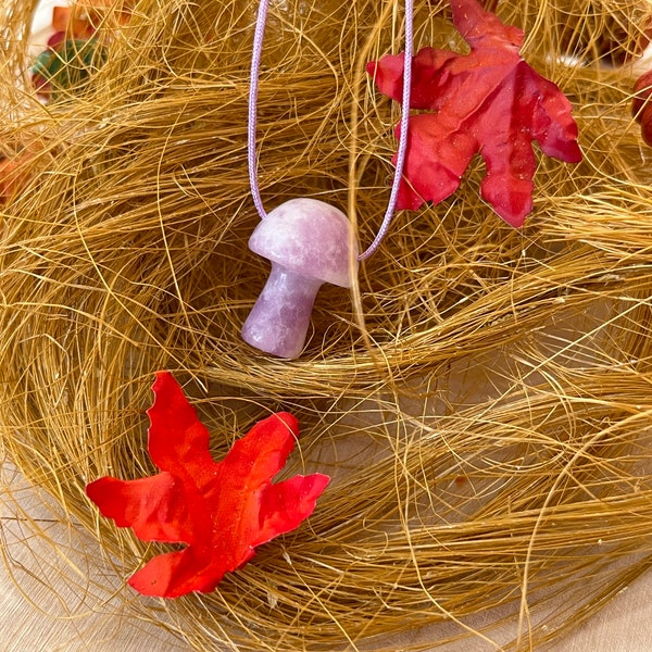 Pendentif champignon en véritable lépidolite