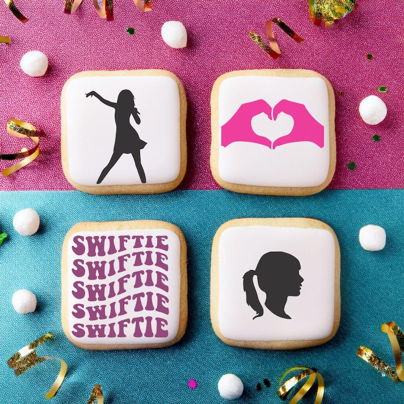 Pode incluir: Quatro biscoitos quadrados decorados com silhuetas pretas e rosa. Um biscoito tem a silhueta de uma pessoa com um microfone, outro tem a forma de um cora&ccedil;&atilde;o feito com as m&atilde;os, outro tem a palavra "Swiftie" repetida cinco vezes, e o &uacute;ltimo biscoito tem a silhueta de uma pessoa com um rabo de cavalo.