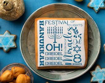 Könnte beinhalten: Ein quadratischer Keks mit weißem Zuckerguss und blauem Text mit der Aufschrift "Festival of Lights" und "Hanukkah". Der Keks liegt auf einem Teller mit sternförmigen Keksen und goldenen Ornamenten. Der Hintergrund ist blau.