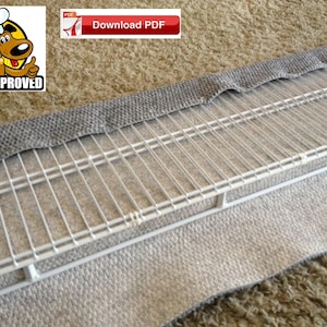 Peut inclure: Une étagère en métal blanc à grille avec une bordure en tissu gris. L'étagère est placée sur un tapis beige.