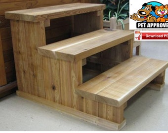 Puede incluir: Escalera de madera de tres peldaños con acabado natural. La escalera está hecha de madera maciza y tiene una construcción robusta.  La escalera está diseñada para ser utilizada como un escalón para mascotas para perros y gatos para ayudarlos a subir y bajar de los muebles o camas.  "Aprobado por mascotas" y "Descargar PDF" son visibles en la imagen.