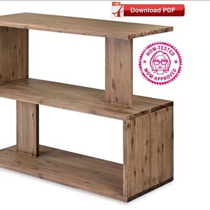 Op de afbeelding: Een houten plank met twee planken en een uniek ontwerp. De plank is gemaakt van natuurlijk hout met een rustieke afwerking. De plank is perfect om boeken, planten of andere decoratieve items te presenteren.