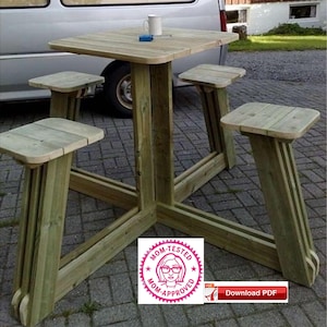 Puede incluir: Una mesa de madera con cuatro taburetes, todos hechos de madera natural. La mesa tiene una tapa cuadrada y los taburetes tienen asientos cuadrados. La mesa y los taburetes están en un patio de adoquines. La mesa está etiquetada como "Mom-Tested Mom-Approved" con una imagen de dibujos animados de una mujer con gafas. El texto "Download PDF" también es visible.