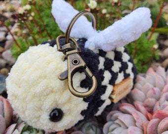 llavero de abeja, accesorios para bolsos, crochet de terciopelo, llavero de abejorro, abeja de Tiktok, regalo de llavero de abeja feliz, regalo de cumpleaños de abeja, abeja amable, llavero