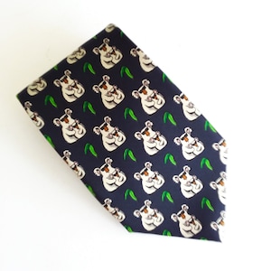 Cravate vintage en soie italienne : imprimé koalas, cravate de créateur bleue pour homme