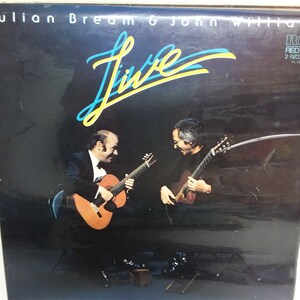 Puede incluir: Una portada de álbum en blanco y negro con el texto "Julian Bream & John Williams Live" en letras amarillas y azules. Dos hombres están tocando guitarras acústicas en el escenario.