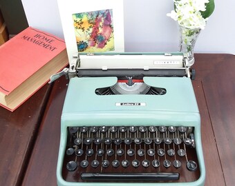 Vintage typewriter Olivette Lettera 22, working portable, manual typewriter. made in Great Britain