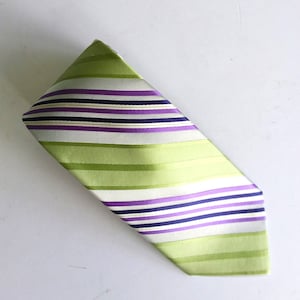 Krawatten, grün und malvenfarben gestreifte Designerkrawatte, Michelsons of London, vintage grün, lila und malvenfarben gestreifte Krawatte, Krawatte 100% Seide.