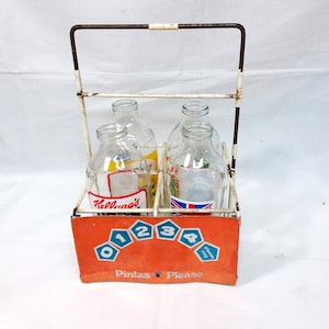Milchflaschen und Kiste, alte Milchflaschen x 4, Werbeflaschen im Metallflaschenhalter. Vintage Glasflasche.