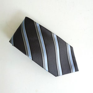 Krawatten, blau-grau gestreifte Krawatte, Michelsons of London, Designer grau gestreifte Krawatte,100% Seidenkrawatte.