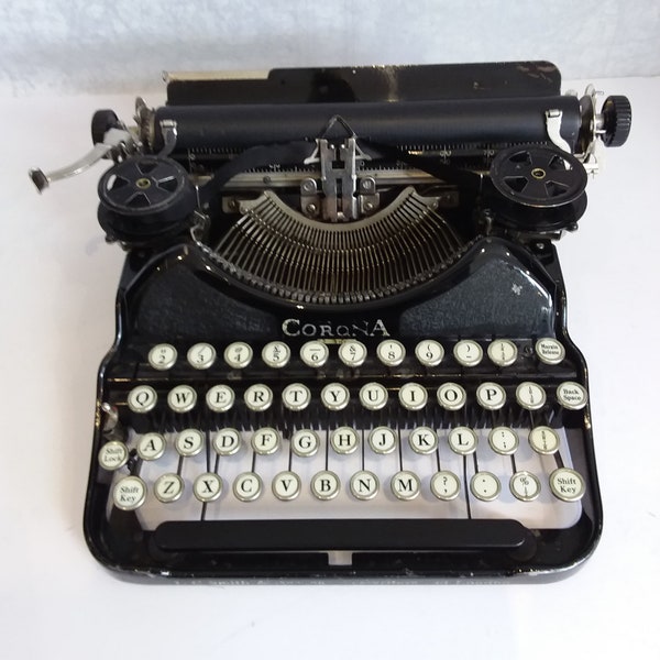 Smith Corona 4 typewriter, small style 1928 portable, manual fully working typewriter in excellent condition, for home or office decor.