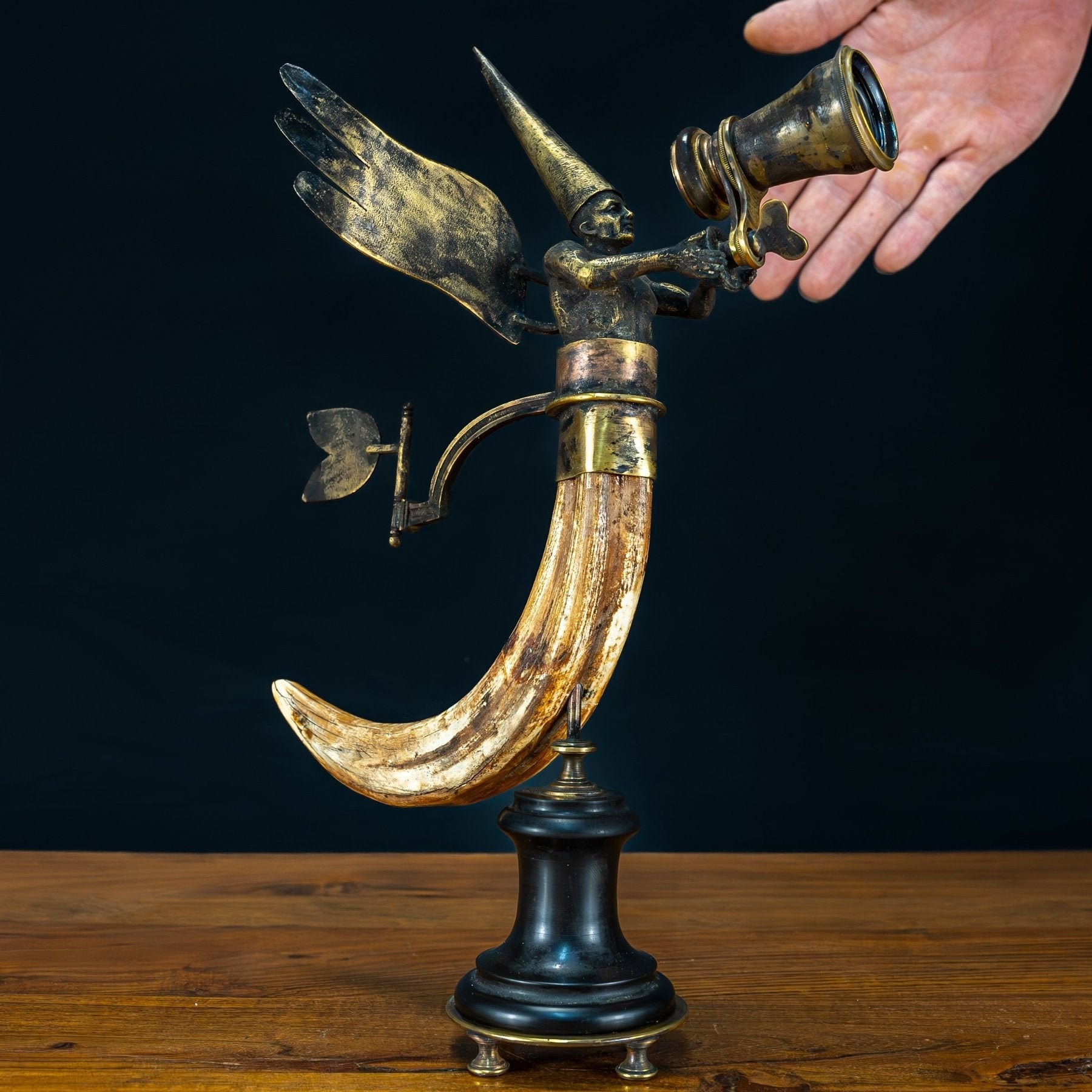 非常にエレガントなカバの牙「Tooth Fairy」 - ブロンズ彫刻 - 894.96g