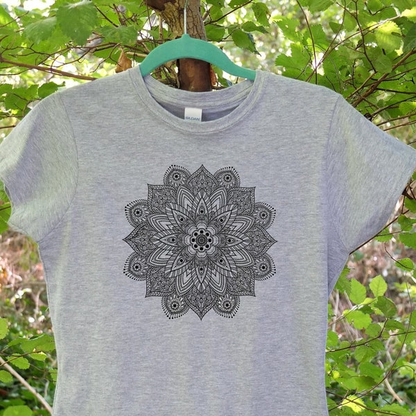 T-shirt mandala, tatouage vintage, impression d'art géométrique spirituel bouddhisme, cadeau pour elle, style doux ajusté pour femme 100 % coton Slim - T-shirt coupe