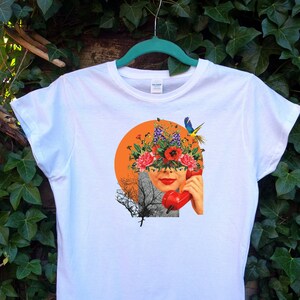 Camiseta gráfica &quot;Llámame&quot;: Arte floral vintage, algodón suave