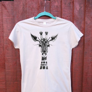 Camiseta étnica de jirafa: estampado retro vintage negro, algodón suave.
