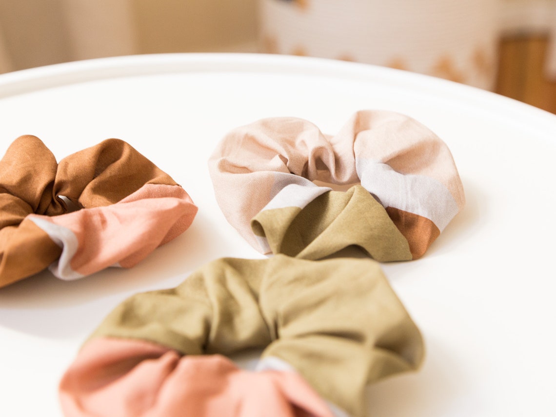 Millie & Boo Luxus Maulbeerseide Scrunchies – 3er Set In Hellblau, Rosa & Marineblau, Schonend Fürs Haar, In Geschenkbox