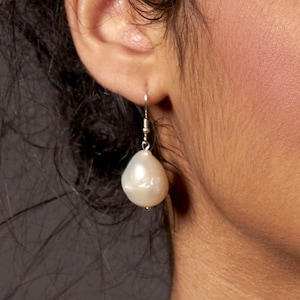 Large baroque pearl earrings. White freshwater pearl drop earring. Dainty raw stone earrings. Minimalist bridal wedding earring. Mother gift