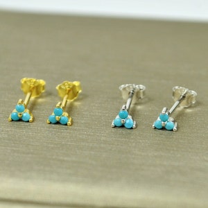 小さな花の軟骨スタッドピアス • Kポップゴールドヘリックスピアス • ファンキーなスターリングシルバースタッドピアス • 上品なブライズメイドピアス