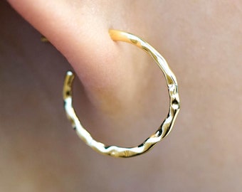 Pendientes de aro de oro. Pendientes pequeños de aro abiertos en oro. Pendientes de aro minimalistas de plata de primera ley. Pendientes círculo geométrico martillado