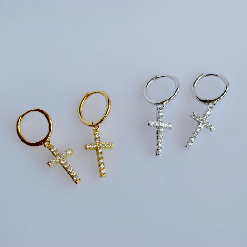 Orecchini A Cerchio Con Croce Dainty Cross Huggie - Foto 3