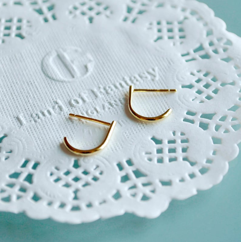 Boucles d'oreilles porte-jarretelles en argent sterling. Bretelles barre d'argent. Petites créoles ouvertes. Boucles d'oreilles crochets insolites minimalistes Gold vermeil