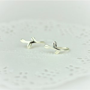 スターリングシルバーのリーフイヤリング • ハンドメイドの小さなハギーイヤリング