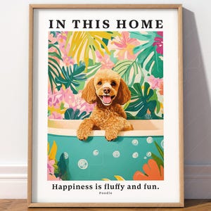 Estampado de caniche marrón Regalo para amantes de los perros Decoración de baño Arte de pared divertido Regalo para mamá Regalo de Navidad En esta casa, la felicidad es esponjosa y divertida 9