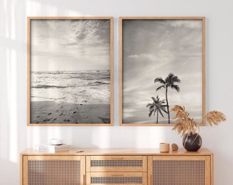 Könnte beinhalten: Zwei Schwarzweiß-Bilderrahmen mit Strandmotiven. Das Bild links zeigt einen Strand mit Wellen, die an das Ufer schlagen. Das Bild rechts zeigt Palmen vor einem bewölkten Himmel.
