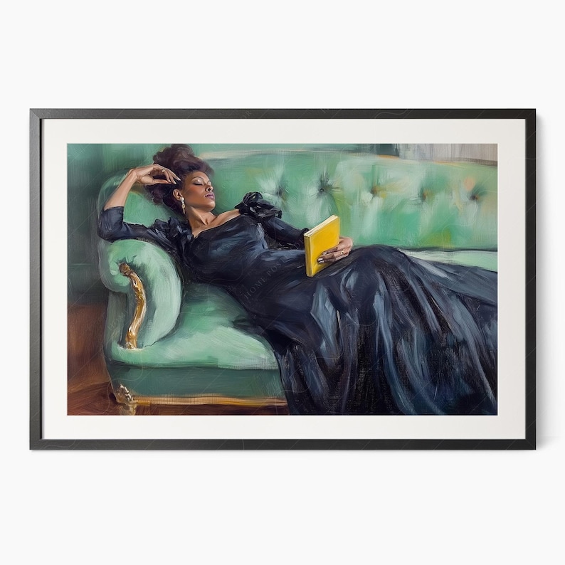 Puede incluir: Una mujer con un vestido negro est&aacute; tumbada en un sof&aacute; de terciopelo verde. Est&aacute; sosteniendo un libro amarillo en sus manos. El sof&aacute; tiene detalles dorados y est&aacute; en una habitaci&oacute;n con una pared blanca.