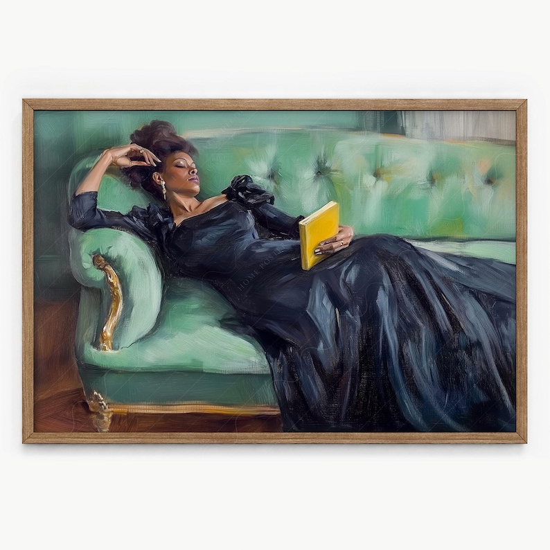 Puede incluir: Una pintura de una mujer con un vestido negro tumbada en un sof&aacute; de terciopelo verde, sosteniendo un libro amarillo. La mujer tiene la piel oscura y el pelo rizado. El sof&aacute; tiene ribetes dorados y est&aacute; en una habitaci&oacute;n con una pared de color marr&oacute;n claro.