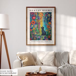 Pu&ograve; includere: Una stampa artistica rettangolare da parete intitolata Cottage Garden with a Black Cat di Gustav Klimt, raffigurante un gatto nero seduto in un vivace giardino floreale multicolore con fiori rossi, arancioni, blu e gialli su sfondo scuro.