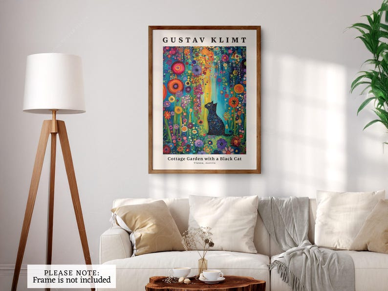 Pu&ograve; includere: Una stampa artistica rettangolare da parete intitolata Cottage Garden with a Black Cat di Gustav Klimt, raffigurante un gatto nero seduto in un vivace giardino floreale multicolore con fiori rossi, arancioni, blu e gialli su sfondo scuro.