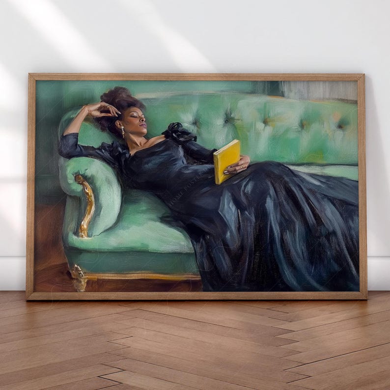 Puede incluir: Una pintura de una persona con un vestido negro acostada en un sof&aacute; verde, sosteniendo un libro amarillo. La persona tiene el pelo oscuro y lleva pendientes.