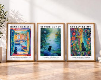 Op de afbeelding: Drie ingelijste kunstprints met zwarte katten in beroemde schilderstijlen. De linker print toont een kustvenster, de middelste waterlelies en de rechter een kleurrijke tuin met bloemmotieven.