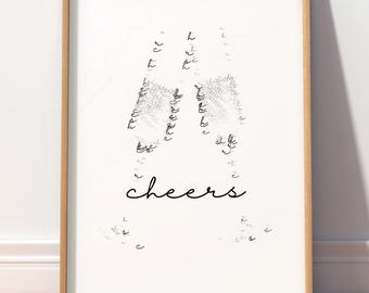 Può includere: Una stampa da parete incorniciata che raffigura due flûte da champagne delineati dalla parola cheers ripetuta in un carattere corsivo nero. La parola cheers è scritta anche in un corsivo nero più grande e centrato tra i due bicchieri.