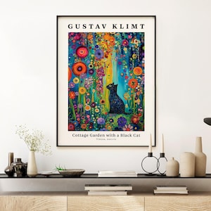 Pu&ograve; includere: Una stampa d'arte incorniciata che presenta un dipinto colorato di un giardino di cottage con un gatto nero. Il dipinto &egrave; intitolato "Cottage Garden with a Black Cat" di Gustav Klimt, Vienna, Austria.