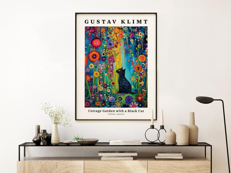 Pu&ograve; includere: Una stampa d'arte incorniciata che presenta un dipinto colorato di un giardino di cottage con un gatto nero. Il dipinto &egrave; intitolato "Cottage Garden with a Black Cat" di Gustav Klimt, Vienna, Austria.
